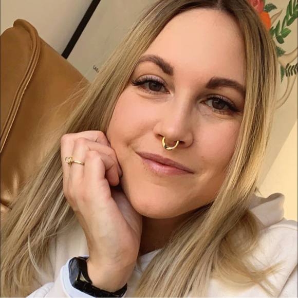 Meet your Posher, Gabrielle - Picture 1 of 1